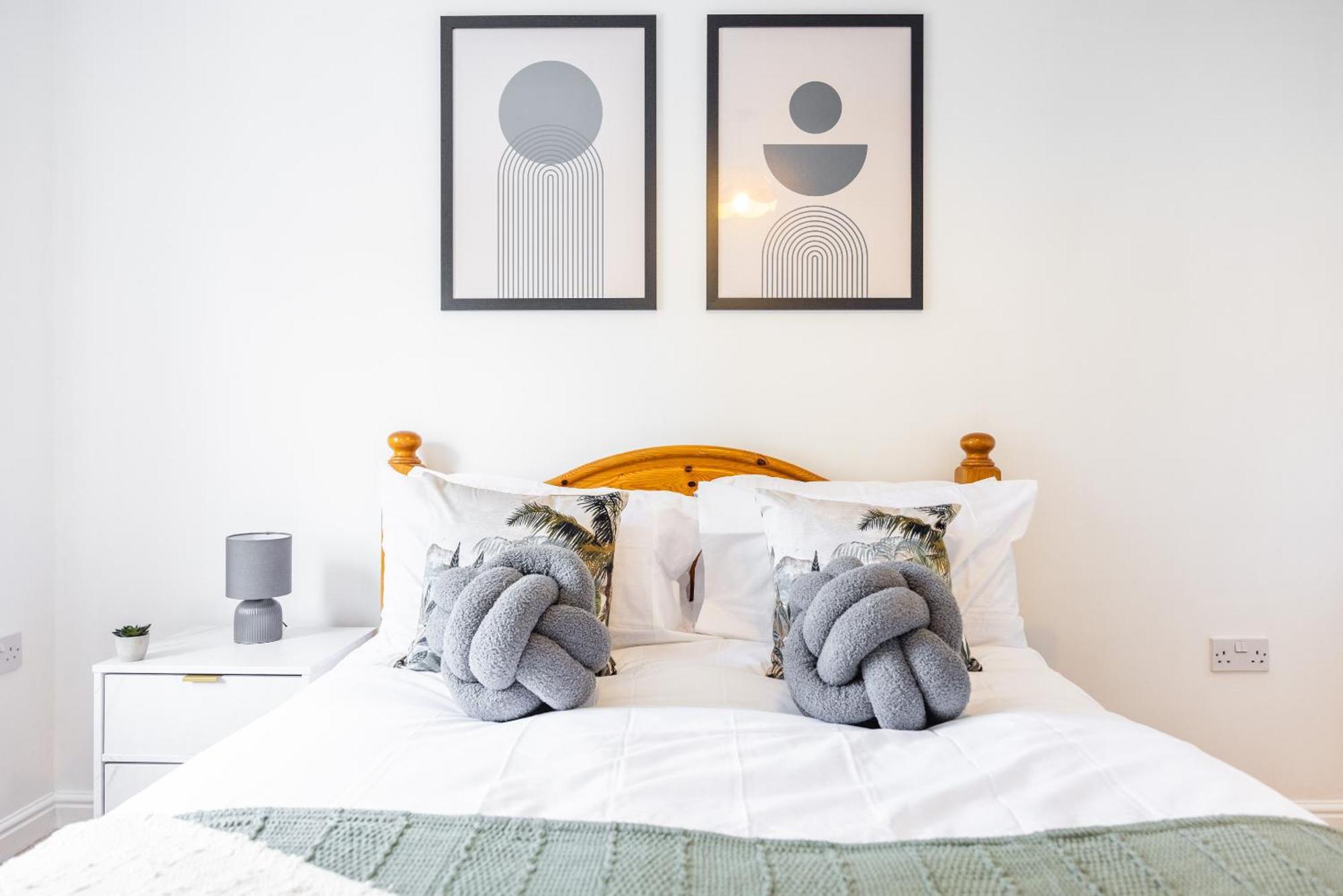 2 Tracy Avenue Villa Слау Екстериор снимка