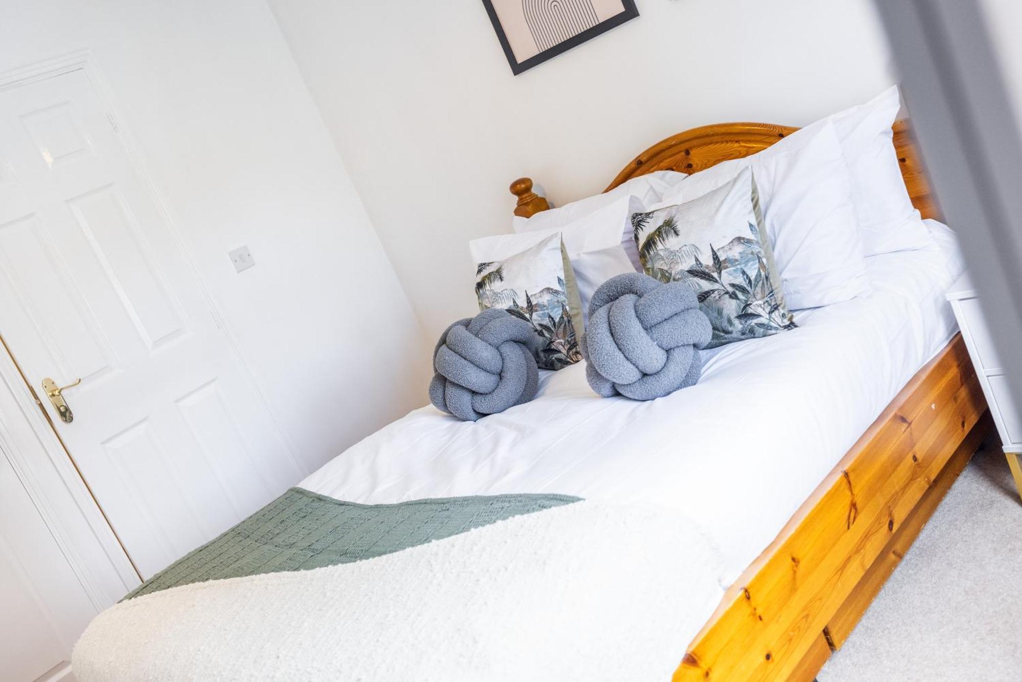 2 Tracy Avenue Villa Слау Екстериор снимка